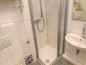 Bad mit Duschkabine