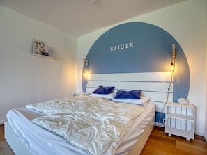 Doppelbett im Schlafbereich