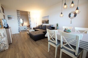 Wohnzimmer mit Essbereich