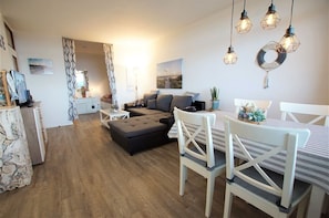 Wohnzimmer mit Essbereich