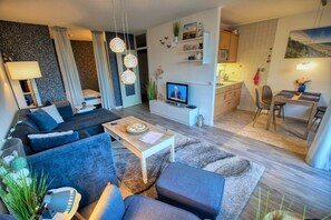 Wohnzimmer mit Küche