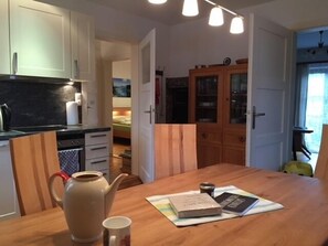4 Sterne Ferienwohnung mit Balkon 51qm für max. 4 Pers.-Bettinas Haus - Wohnung Wendelstein Wohnküche mit Eßtisch