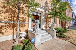 Behold the majestic architecture of this stunning building, adorned with a captivating statue that adds an air of grandeur and history. Vacation awaits at this historic, humble ABODE built in 1903! #architecturelovers #statue #historicbeauty