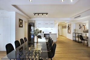 Perspective towards the open plan kitchen &the corridor leading to the entrance.