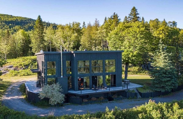 le chalet est juste au bord de la falaise ce qui lui permet d'avoir une vue spectaculaire.