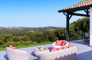 Apéro au soleil! Aperçu de la table à manger sous la terrasse couverte!
