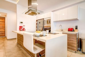 Fully equipped kitchen & cozy two-seater breakfast bar