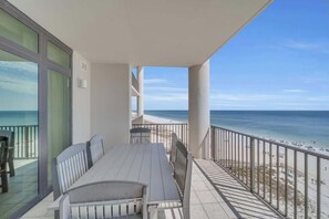 Balcony dining with seating for 6