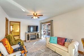 Living Room | Free WiFi | Fireplace