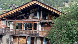 Facade and balconies of the chalet