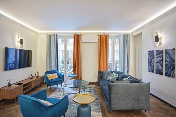 Salon avec canapé et télévision