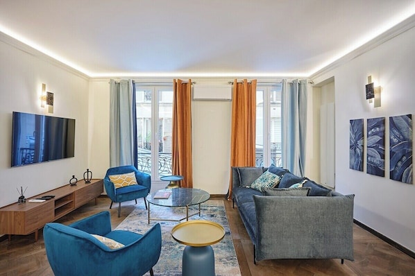 Salon avec canapé et télévision