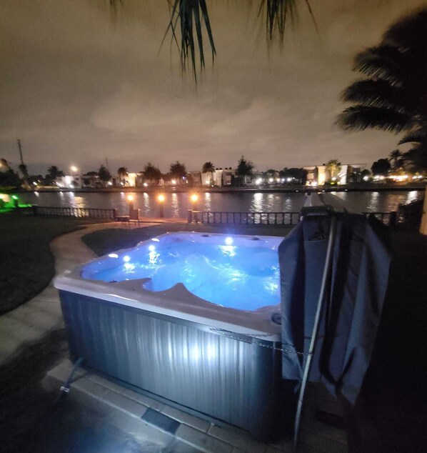 Outdoor spa tub