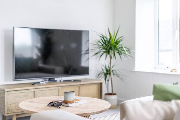 Experience the luxurious setting of the elegant apartment situated in the very heart of Newport's central district. Its prime location offers easy access to top restaurants, shops, entertainment, attractions, and landmarks.