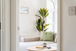 It is designed and decorated in an elegant manner that complements the excellent location in the very heart of Newport.
