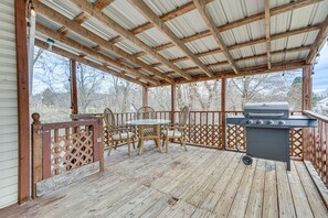 Private Deck | Outdoor Dining | Self Check-In | 4 Mi to Port Royal Speedway