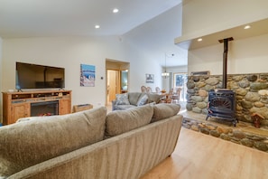 Living Room | Electric Fireplace | Pellet Stove (Decorative Only)