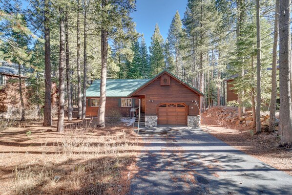 Truckee Vacation Rental | 3BR | 2BA | Stairs Required | 1,344 Sq Ft