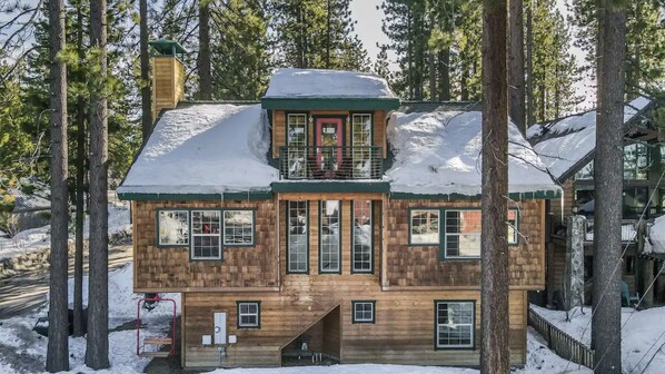 Spacious modern cabin w/ lakeviews just  perfect for winter or summer