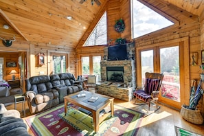 Living Room | Fireplace | Cable TV