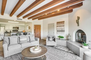 Living Room | Gas Fireplace | Smart TV | Free WiFi