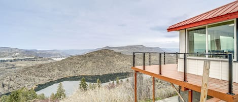 Grand Coulee Vacation Rental | 2BR | 1BA | 800 Sq Ft | Stairs Required