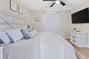 Master bedroom - king bed, Smart TV