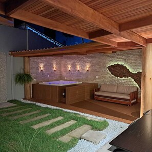 Outdoor spa tub