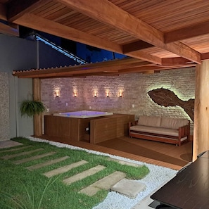 Outdoor spa tub
