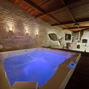 Indoor spa tub