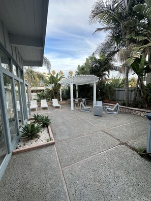 Great size back yard with jacuzzi