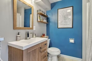 Fresh towels, toilet papers, shampoo, body wash, and conditioner are all provided to ensure a fresh and enjoyable stay.