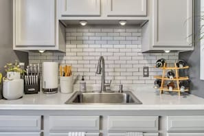 The fully equipped kitchen has everything you need to whip up a delicious meal, including a stove, oven, microwave, and refrigerator. A dining area is also available for enjoying your home-cooked creations.