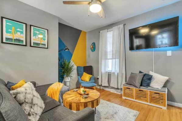 A large flat-screen TV with streaming services awaits, ensuring you have a variety of entertainment options at your fingertips. Gather around for a cozy movie night or catch up on your favorite shows.