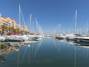 Wasser, Himmel, Boot, Watercraft, Gebäude, Azurblau, Mast, See, Gewässer, Segelboot