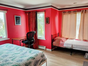 Private bedroom/King Bed &Double bed 