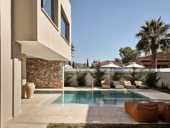 The villa features premium sun-beds & umbrellas. 