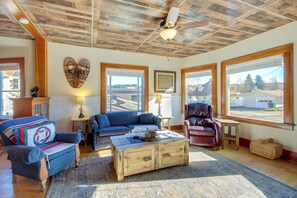 Living Room | Queen Sleeper Sofa | Free WiFi | Smart TV