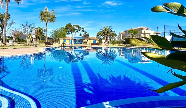 Large communal swimming pool, ideal for swimming, sunbathing and enjoying the atmosphere in a shared and well kept space. Perfect for all ages.