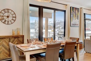 Dining Area Seats 6