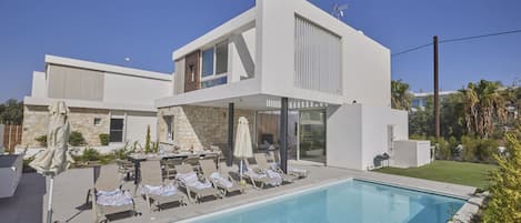 Villa KB2, Luxury and New Ayia Napa Villa, 2 minute walk to Nissi Avenue