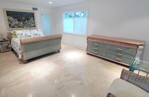 Main Floor Master Bedroom (Queen Bed)