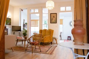 Cooconing area - 1 3-seater sofa + 1 2-seater armchair + 2 rattan chairs - Wooden coffee table - HD TV - Books + board games - Dedicated workspace - 1 WC