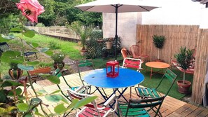 Garden with terrace - Outdoor furniture - Outdoor dining area - Free on-site parking: 1 space