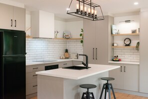You’ll find all you need in the modern, fully equipped kitchen to cook up a feast, plus a dishwasher