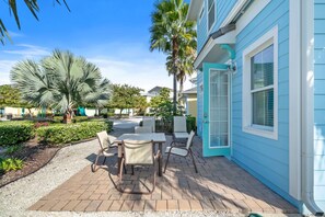 - Outdoor dining area of the townhouse in Kissimmee Florida - Relax and unwind in style with outdoor dining and lounge chairs. - Whether enjoying a meal al fresco or basking in the sun. - Comfortable seating ensures the perfect outdoor experience.