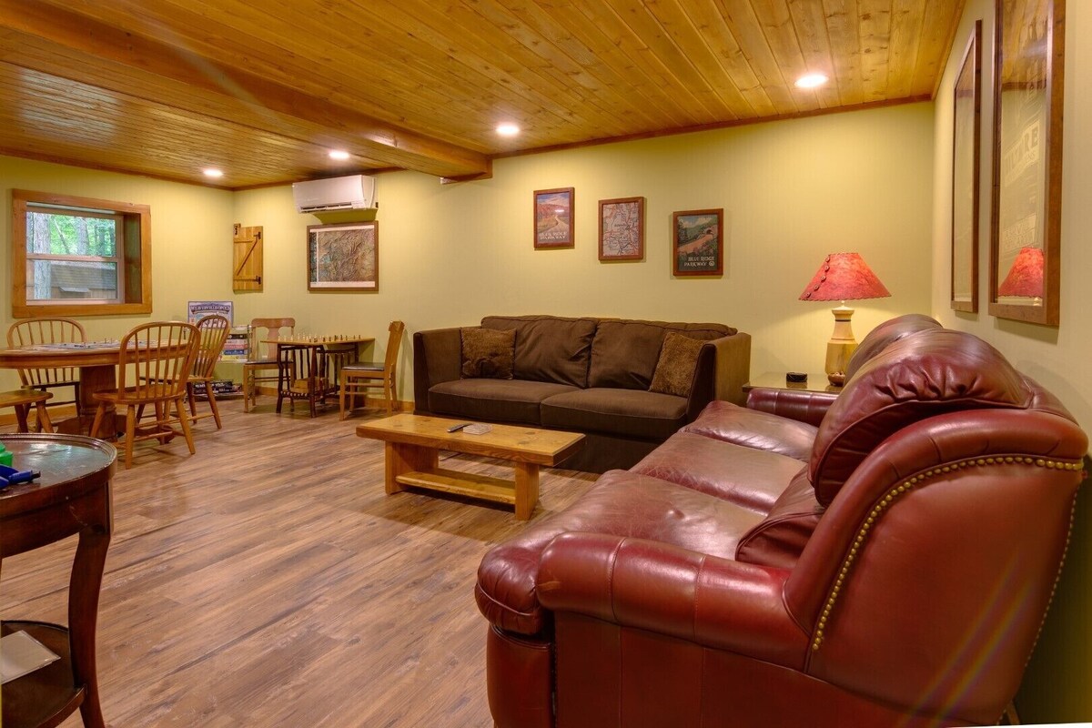Classic Log Cabin on wooded lot with hot tub/fire pit/game room/high-speed WI-FI