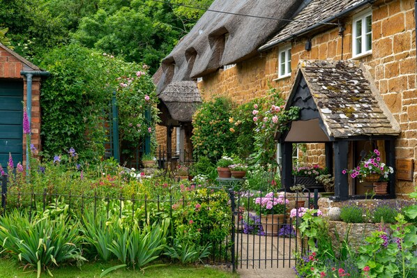 The Glen, Ilmington Garden - StayCotswold