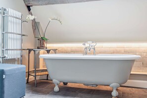 Rectory Barn Ensuite - StayCotswold
