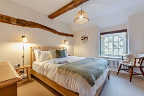 Little Cottage Master Bedroom- StayCotswold